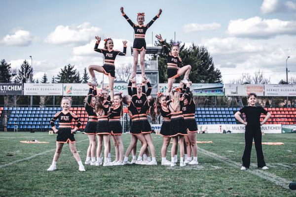 Cheer <span class="glow"> Akro Stunts</span>